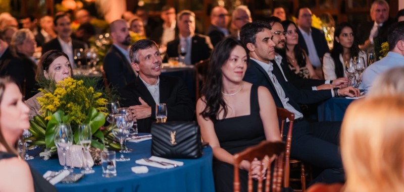 Confraternização das Associadas BRASILCOM tem entrega de prêmios ao som de Orquestra de jovens (dezembro 2025)